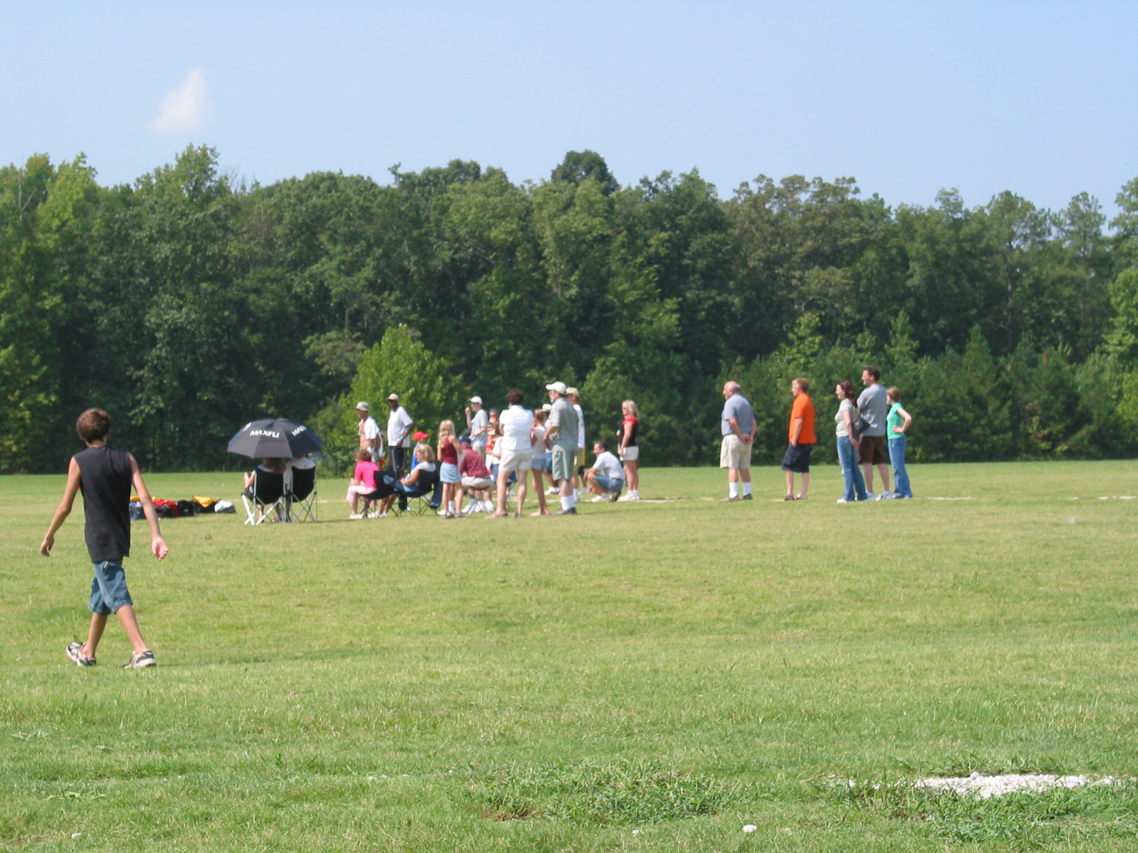 The crowd enjoys a demo